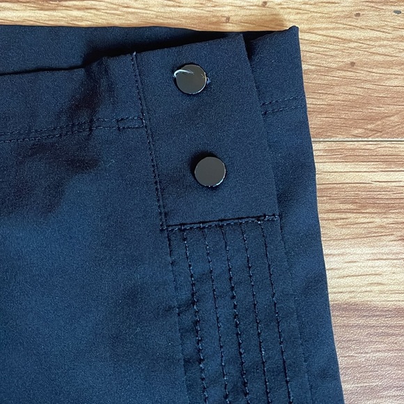 Chicos Zenergy Black Casual Snap Shorts Performance Quick Dry Size 2 - Picture 3 of 5